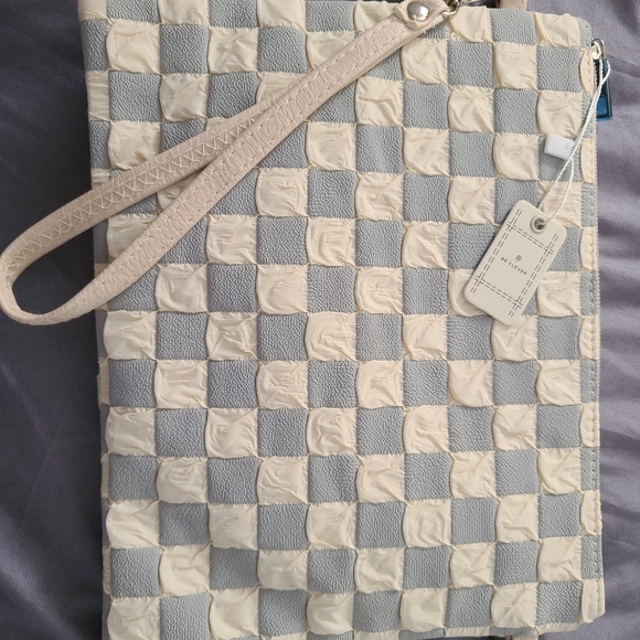 NWT Gray/Cream Crossboddy/Larger Wristlet - 8" x 10" - Picture 5 of 9